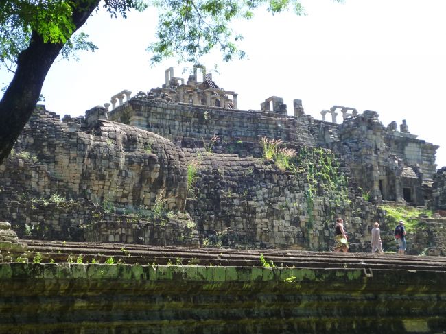 裏側にある寝釈迦像