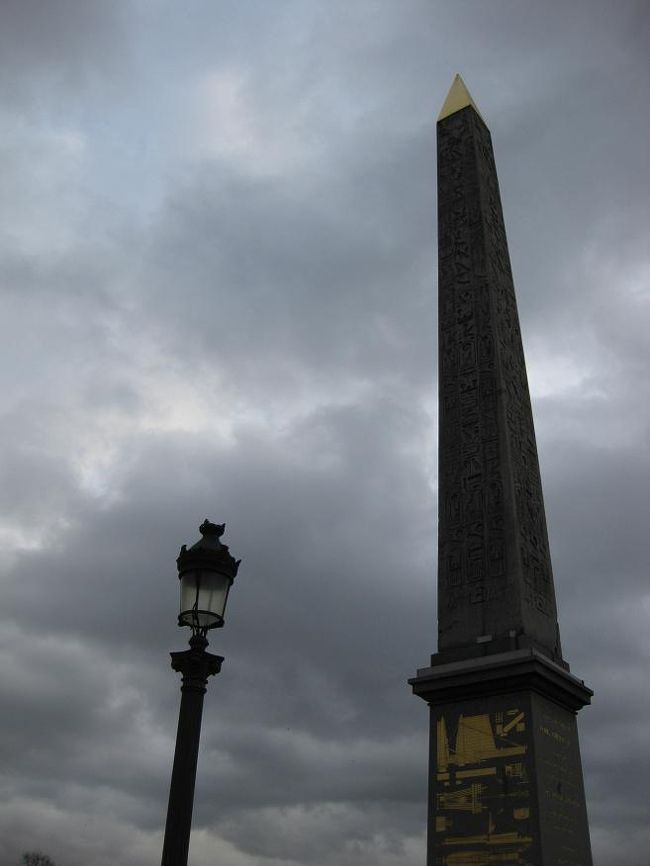 プティパレをあとにした私たちは、歩いてコンコルド広場へ。<br />15:50頃、到着。<br />中央のオベリスクはやはり存在感がありますね。<br />この広場は、マリーアントワネットとルイ16世がギロチンで処刑されたことでも有名ですが、それがどのあたりだったのか捜せず、残念。