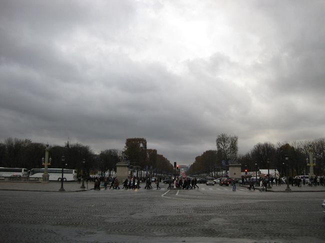 コンコルド広場からの、シャンゼリゼと凱旋門。