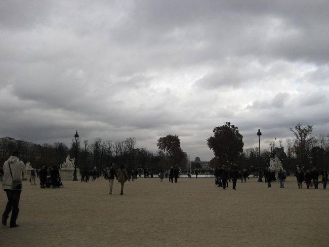 チュイルリー公園を通って、オランジュリー美術館へ向かいます。