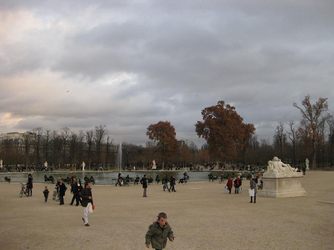 再びチュイルリー公園を通って、オルセー美術館を目指します。