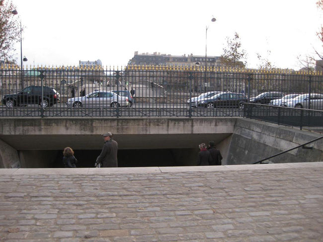 チュイルリー公園から繋がっている、レオポール・セダール・サンゴール橋を渡って反対側へ行きます。<br />道路の下を通っています。