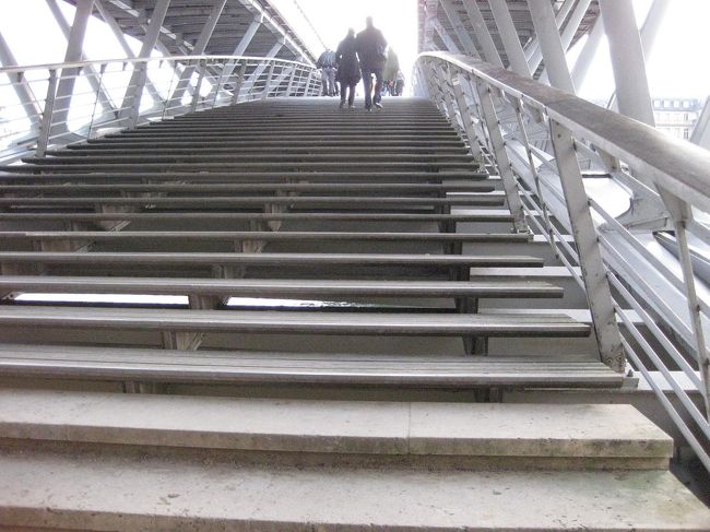 歩行者のためだけの橋ですね。