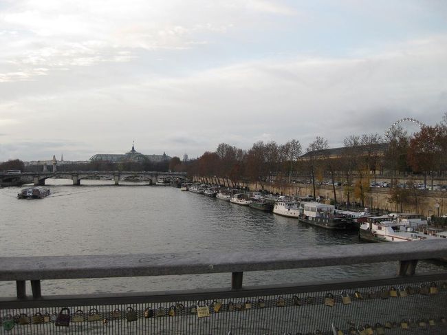 セーヌ川の真ん中です。<br />グランパレ、コンコルド方面。