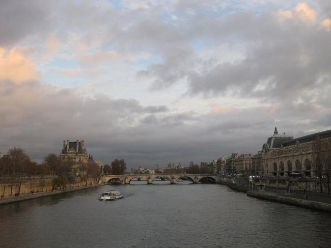 シテ島方面。<br />この頃には青空が見えて、綺麗な空でした。<br />橋の両脇には南京錠がいっぱいありました。<br />結構こういうの見かけますね。<br />日本人が水を見ると小銭投げたくなるのと同じなんでしょうか（ちょっと違う？）