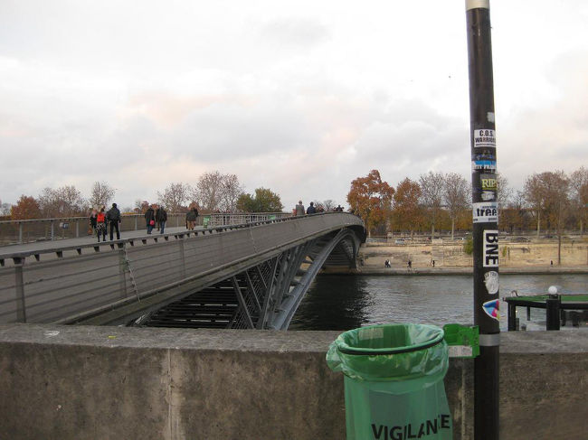 渡ってきたレオポール・セダール・サンゴール橋です。