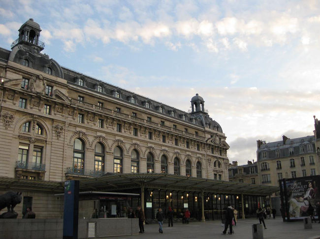 16:45頃、オルセー美術館到着。<br />ここもミュージアムパスが使えるので、セキュリティーチェックを通って待つことなく入場。<br />ミュージアムパス組の入口は奥の方でした。<br />パスを持ってうろうろしていたら、係のおじさんが案内してくれました。