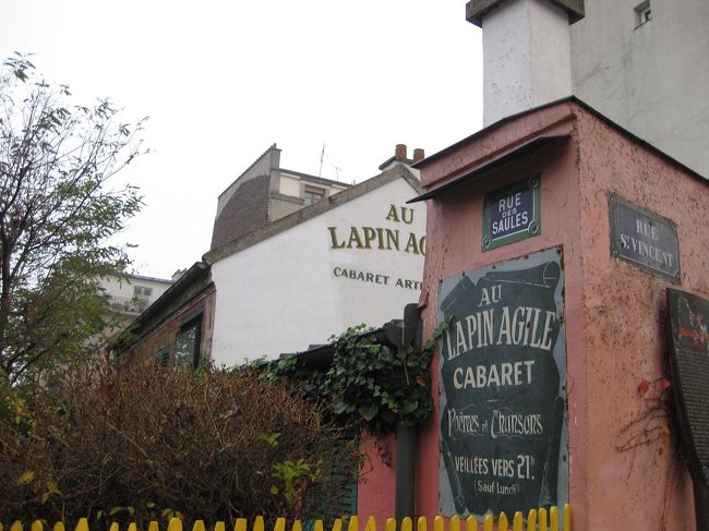 まずはモンマルトルへ。<br />朝、ほとんど人がいない静かな街を散策しました。