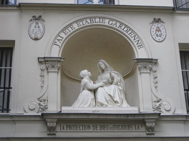 その後地下鉄で移動し、奇跡のメダル教会を見学。