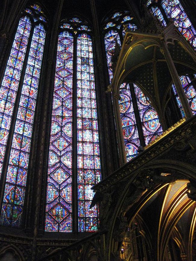 歩いてシテ島へ移動。<br />サントシャペルを見学。