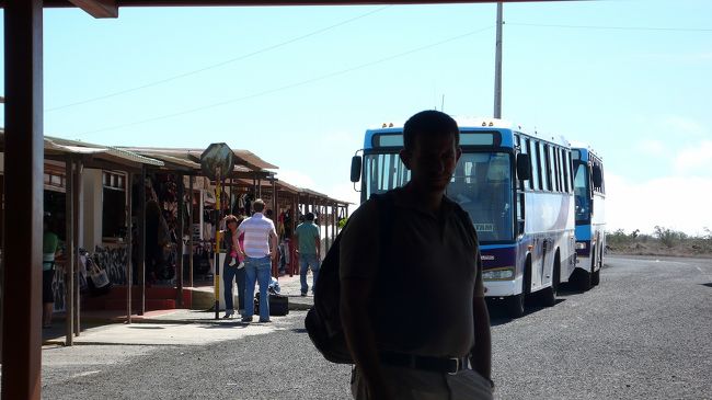 <br /><br />えっ？<br /><br />また、昨日長いこと待った、この空港に戻ったけど？？<br /><br /><br />理由は。<br />ツアーの開始がこの空港からだからです。<br /><br />たいていのツアーの人は空港に到着してそのままツアーに参加します。僕みたいにわざわざプエルトアヨラまで行って、また空港に戻る、という人はいなかった。<br />