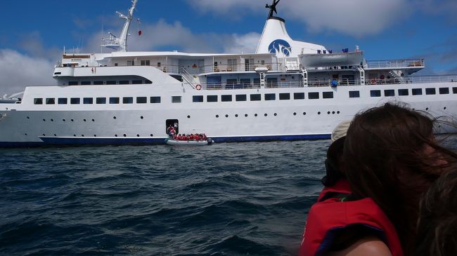 <br /><br /><br /><br />船に乗船です。<br /><br />ここから<br />ガラパゴスのいくつかの島巡りをします。