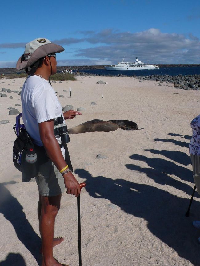 <br /><br />ツアーの間はずっと、このガイドさんについて行きます。<br />コースを離れてはいけません。<br /><br />写真の後ろに木のくいが見えると思いますが、<br />この間しか歩けません。