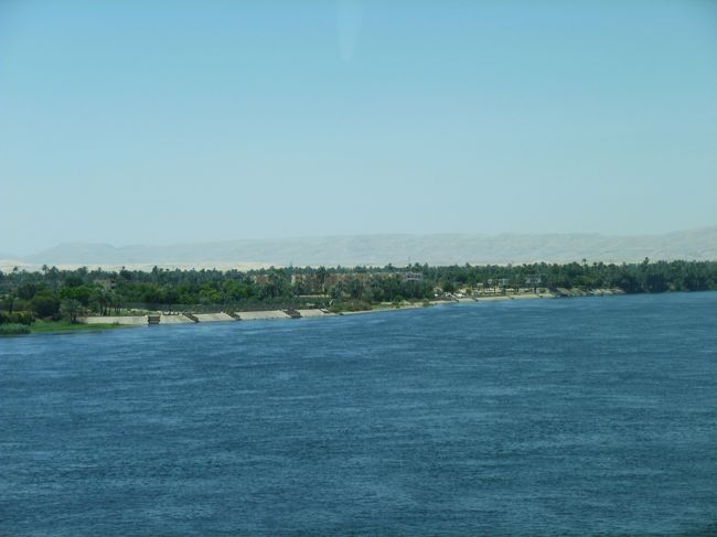 ＜ナイル川＞<br />ナイル川を再びわたって東岸にもどります。