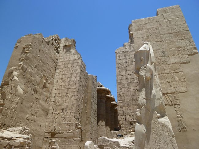 第2塔門<br />門の右側はラムセス2世像