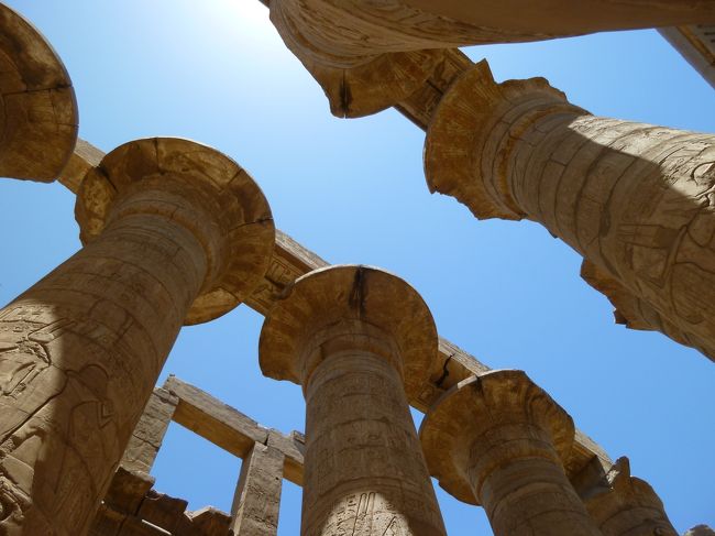 大列柱<br />とにかく大きい。<br />そして、細かい彫刻が刻まれている。