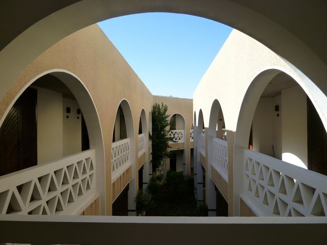 ホテルに帰って休憩。<br />エジプト観光では暑いからか夕方の休憩が定番なのだそう。<br />ちょっともったいないけど。<br />なにもいそがなくても。。。<br />ゆっくりしようと思わせてくれる雰囲気がある。