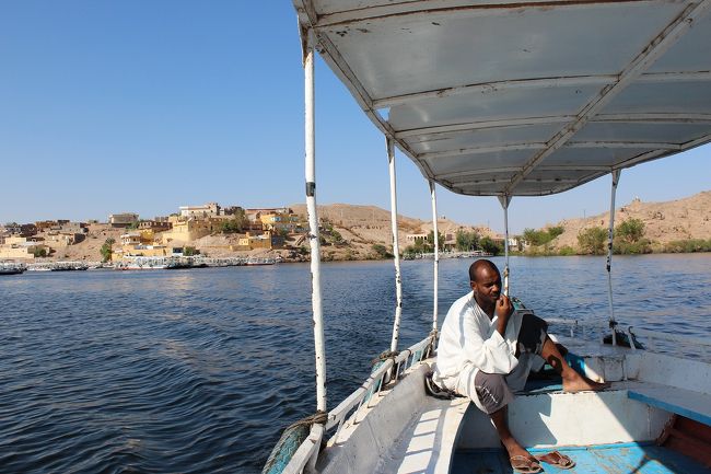 イシス神殿へ船で向かいます。