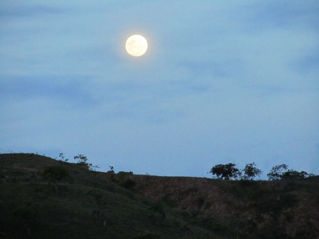 当日は満月。そういえば日本ではこの日は月食の日でした