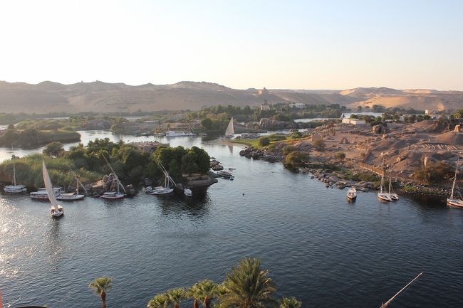 ファルーカが島々を巡ります。