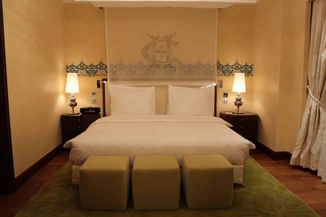 ターンダウン後のベッドルーム