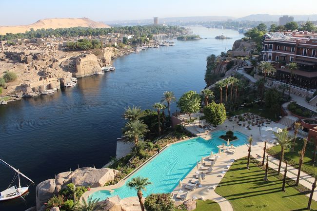 手前に光るはプールです。