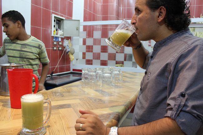 スークでココナッツジュースを飲みました。