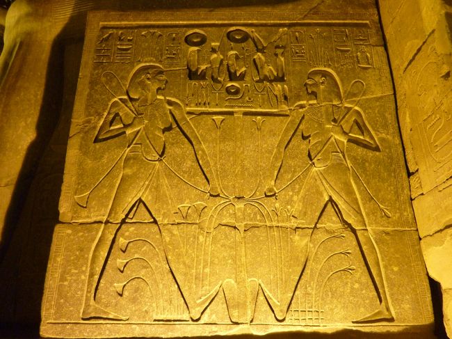 エジプト統一を示すレリーフ