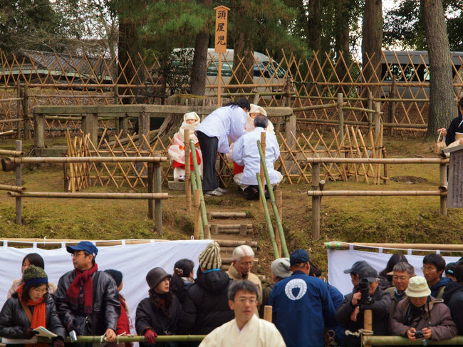 幼い頭屋児　付き添いの人がなにやら。<br /><br />　寒いのにあの服装でじっと座っている　<br /><br />4tra仲間の関係者が写っているとメールいただきました<br /><br />　　偶然とはいえ　嬉しい　偶然です。