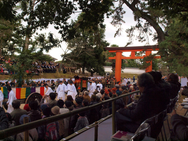 鳥居付近　騒がしくなってきた。<br /><br />五色の幕を持ち　続く　担がれてくる　輿