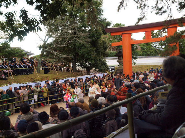 子供たちが、、着飾って　冠をかぶり<br /><br />　親子　うれしそうに登場。<br /><br />２００７年見た　奈良　當麻寺のお練り供養会式を思い出します<br /><br />あの日もこのように親子が着飾り列の先頭を歩いていました。<br /><br />２００７　當麻寺練り供養会式ー１<br />http://4travel.jp/traveler/jiiji/album/10151408/<br /><br />