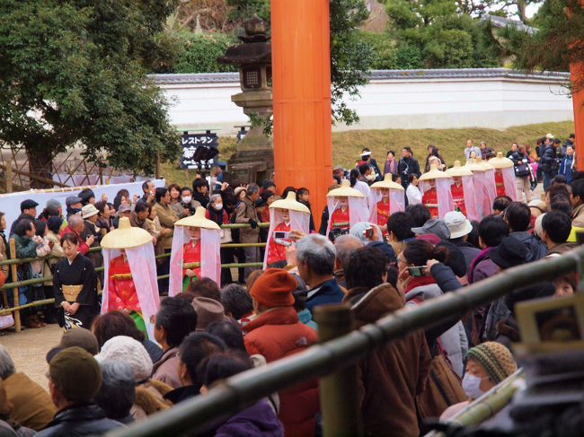 　市女傘というのでしょうか<br /><br />　　美しい姿の女性の列