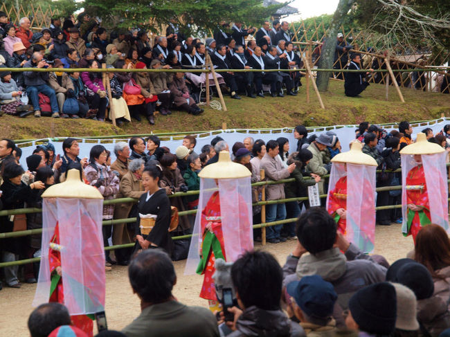 衣装の朱色　裏衣の緑の取り合わせ<br /><br />　被り物の薄い白　日本の美<br /><br />　　