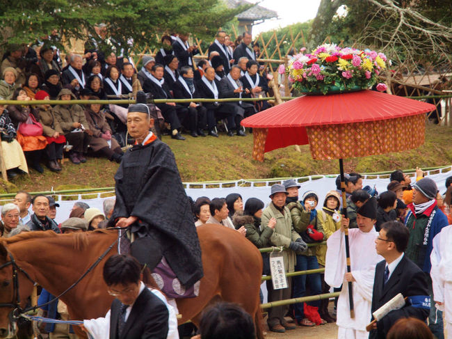 見事な花笠を従えて、、<br /><br />　被り物も歴史を感じさせる意匠