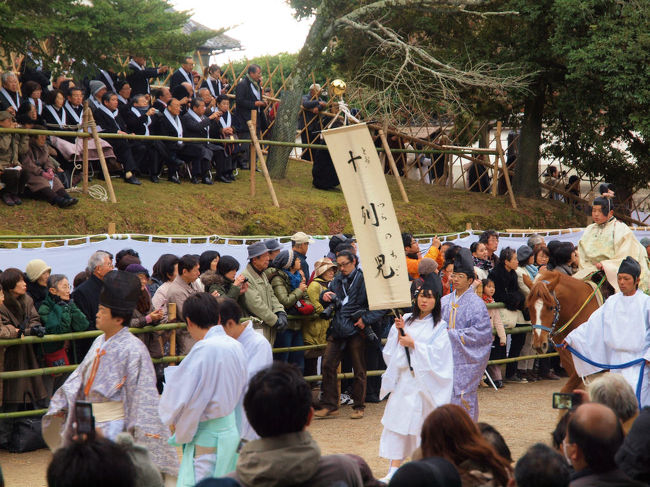 若い女性が持つ　幟は<br /><br />　　十列児　