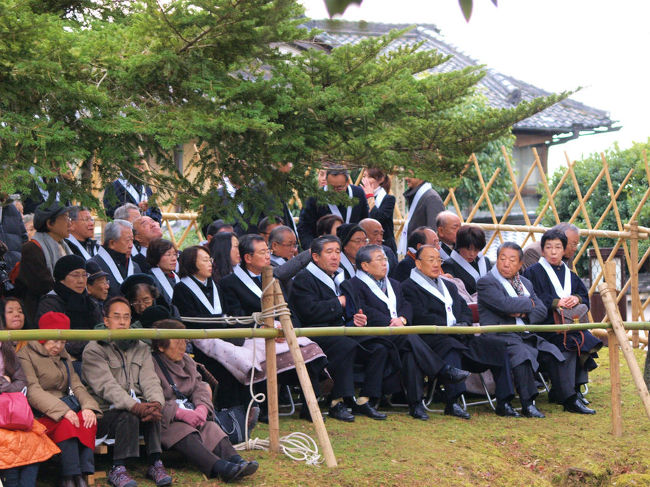 関係者と思われる人々　正装で南席に着席