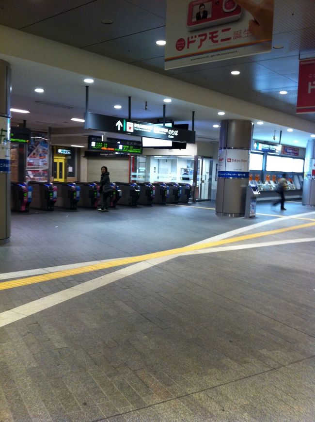 今回は羽田発金浦利用の便です。<br />自宅の近くから羽田空港まで横浜を経由するバスが出ているのですが、<br />今回は二子玉川駅から乗ってみることに。<br />なぜかというと都内を経由するという話を聞いて乗ってみたいなという理由だけでw<br />早朝の二子玉川駅には閑散としています。