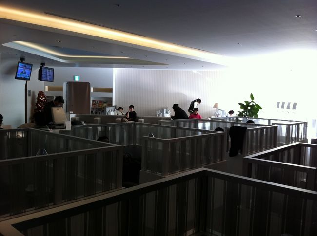 搭乗手続きをしてあっという間に入国。カードラウンジでまったり。<br />