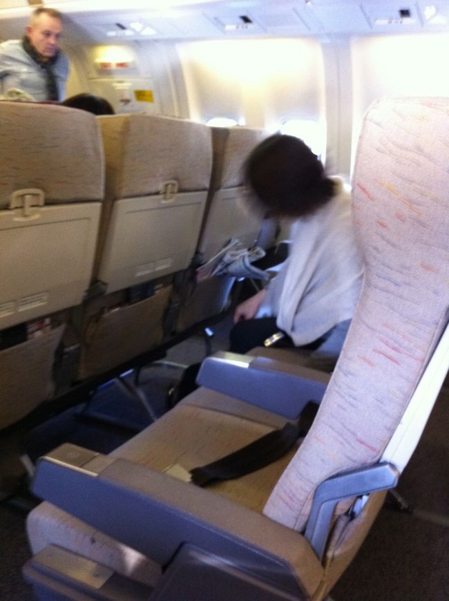 座席はこんなかんじ。古い機種なので座席にTVとかはなし。