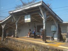 この富山地鉄は途中にいい雰囲気の駅が結構ありました。
その一つ、岩峅寺駅。
地方鉄道なだけに古い建物を大事に使っている感じなのでしょう。
