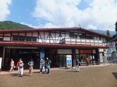 富山を出て約１時間強、終点の立山駅に到着しました。
さすがにここまで来ると空気もひんやりして来ました。そして駅を降りるとたくさんの登山客の数にびっくりしました。
電車だけでなくバスなどでもけっこう来ているのですね。
