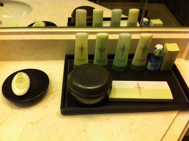 スパはB2にあり（エレベーター出て右の方）、フロントでルームナンバーを記入し、鍵をもらい（靴のロッカーと普通のロッカー兼用）ます。<br />このフィットネス施設はとても大きくて、ロッカーを探すのにうろうろ。<br />入り口付近にあるロッカーは名前がついていたので、フィットネスの会員用と思われます。<br />更衣室は裸でみんなうろうろしていたので、ロッカーで脱いでそのまま大浴場に行けば大丈夫です。（こういうところに慣れていない＆小心者な私は最初どうしたらいいのか迷いました･･･）。<br /><br />話は戻って部屋のお風呂。こちらはアメニティー類。<br /><br />