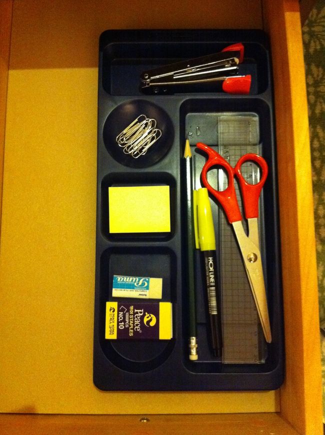 デスクにはこんな文房具セットが入っていて、はさみとか意外に使うので便利でした。