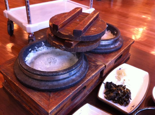 おこげが残った釜ににお湯をいれてくれます。