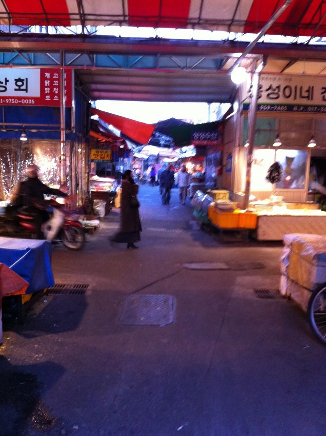 その後京東市場へ。もう16:00をすぎていたのもあり、店じまい開始のところもありましたが、生鮮食品のエリアは夕飯の買い物客でにぎわっていました。