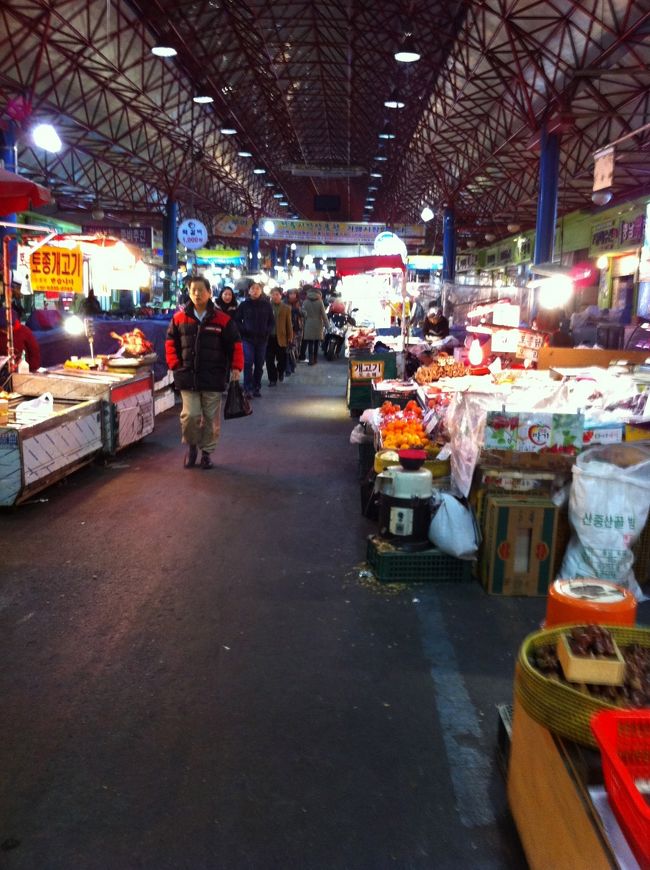 市場巡りその2です。新堂駅で降り、ソウルの合羽橋、ファンハクドンに行ってみました。http://ameblo.jp/visitseoul/entry-10156775348.html<br />中央市場を抜けていくと