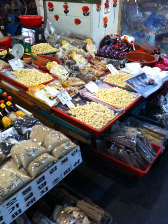 帰りも中央市場を抜けてて行くことに。にんにくやさん？