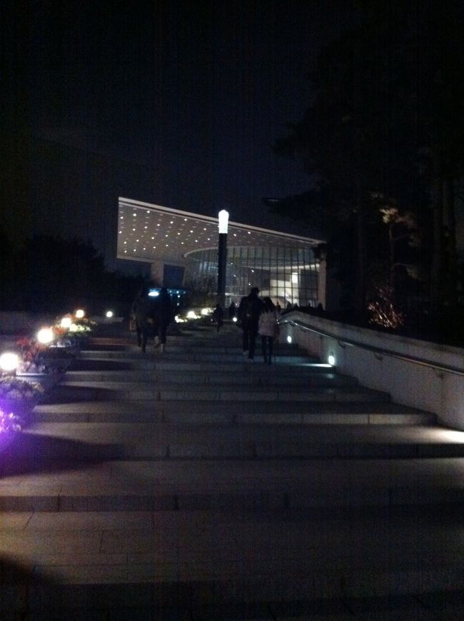 博物館は二村にあります。<br />同じように入っていくひともちらほら。<br />博物館デートの人もちらほら。