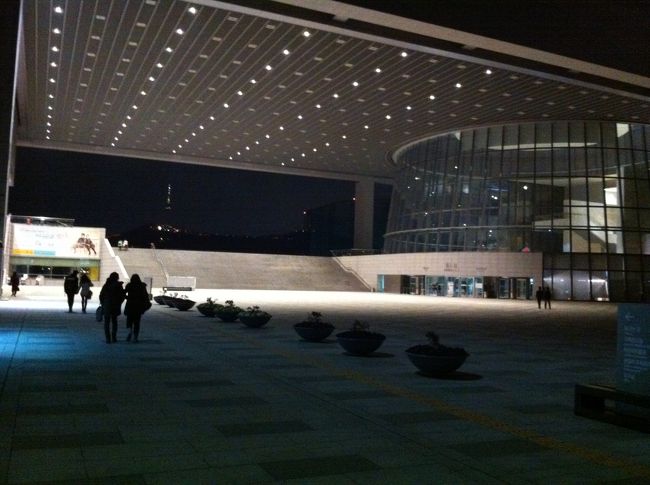 エントランス部分は面白いつくりになっています。<br />建物の向こう側にタワーが見えて建物が額縁みたい。