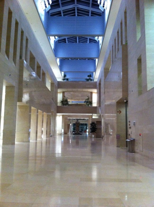 博物館内。とても広いです。<br />どこでチケットを買うのかと聞いたら、無料ですとのこと。ありがたや。<br />1Fは韓国の歴史、2Fは寄贈品や書画の展示、3Fは彫刻、工芸、アジア館<br />といった構成になっています。<br />特に韓国の歴史が興味深かったです。アジア館の工芸品と見比べてみると、韓国の工芸品は洗練されたものでもどこかのんびりした、というか素朴な部分がありました。